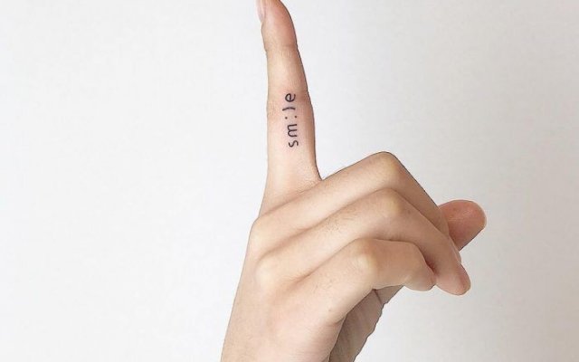 Finger tattoo: see care tips and design options