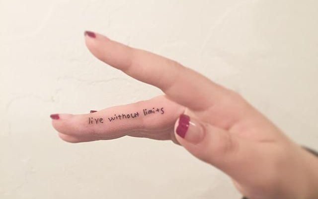 Finger tattoo: see care tips and design options