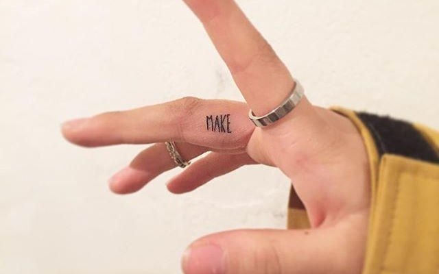 Tatuaje en el dedo: consulte los consejos de cuidado y las opciones de diseño