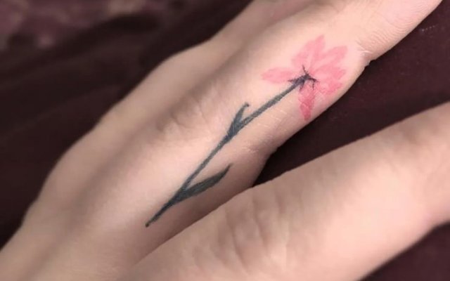 Tatuaje en el dedo: consulte los consejos de cuidado y las opciones de diseño