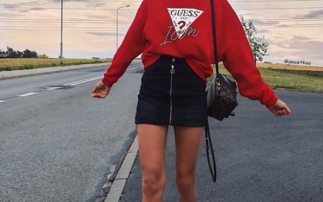 How to wear a women's sweatshirt set to create a stylish look