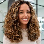 Discover the perfect curly haircut for every face type!