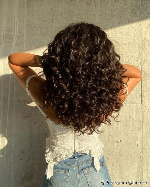 Discover the perfect curly haircut for every face type!