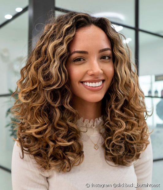 Discover the perfect curly haircut for every face type!