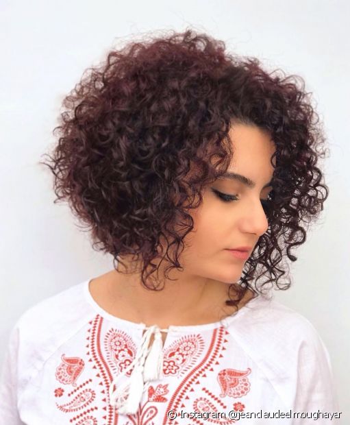 Découvrez la coupe de cheveux bouclée parfaite pour chaque type de visage !