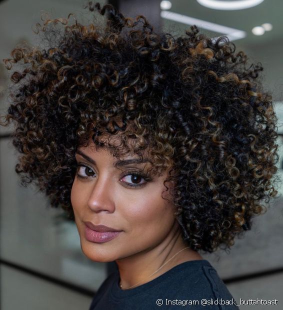 Brune lumineuse aux cheveux courts : 30 inspirations et astuces pour parier sur la tendance