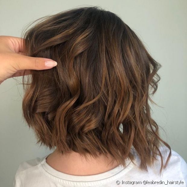 Brune lumineuse aux cheveux courts : 30 inspirations et astuces pour parier sur la tendance