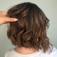 Brune lumineuse aux cheveux courts : 30 inspirations et astuces pour parier sur la tendance