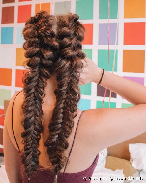 6 acconciature semplici per capelli ricci e crespi che puoi indossare alle feste