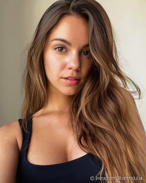 Golden brown lit brunette: 30 photos and tips to conquer the trend