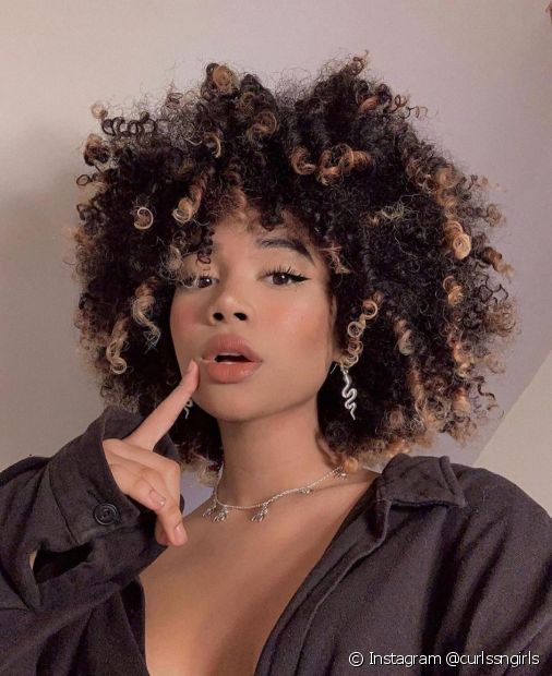 Curly bangs: 4 types to choose the one that best suits you and your haircut