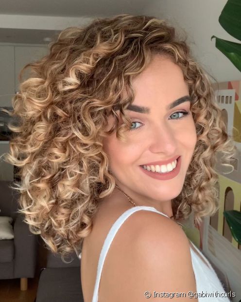 Curly bangs: 4 types to choose the one that best suits you and your haircut