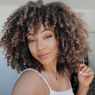 Curly bangs: 4 types to choose the one that best suits you and your haircut