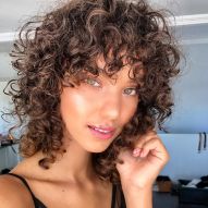 Curly bangs: 4 types to choose the one that best suits you and your haircut