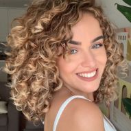 Curly bangs: 4 types to choose the one that best suits you and your haircut