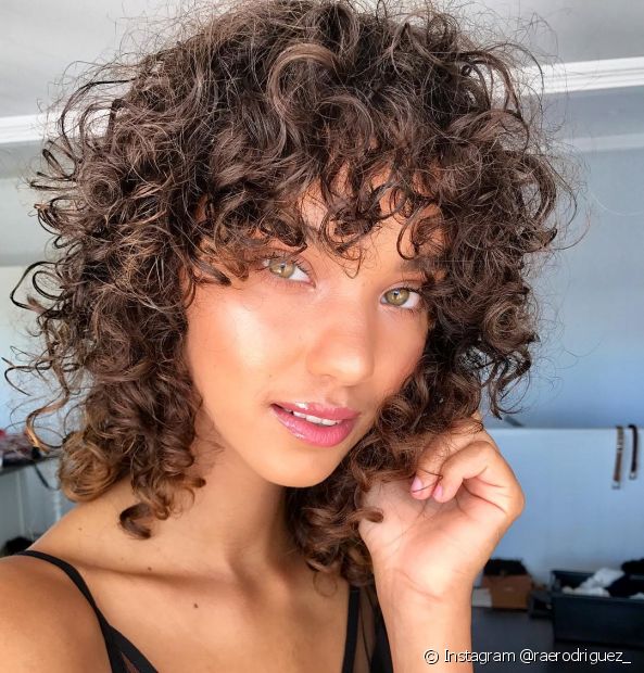 Curly bangs: 4 types to choose the one that best suits you and your haircut