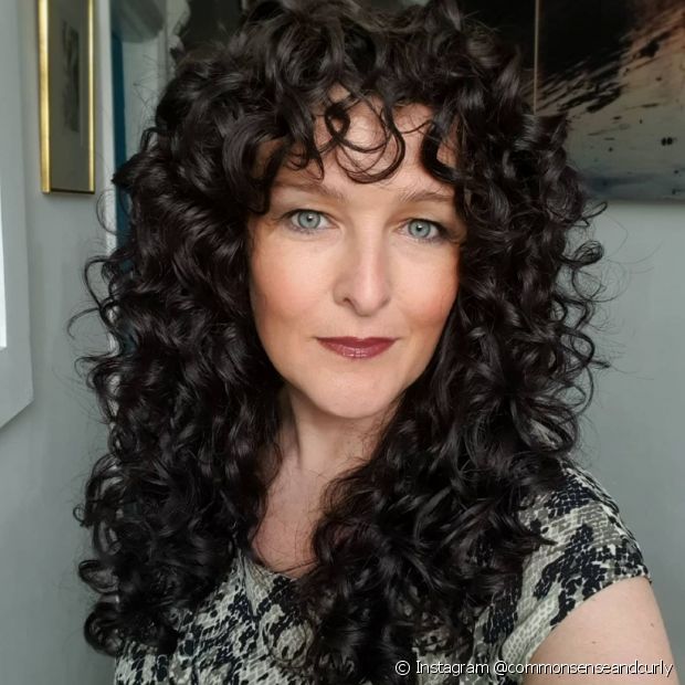 Curly bangs: 4 types to choose the one that best suits you and your haircut