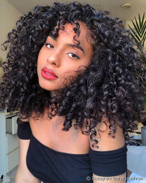 Curly bangs: 4 types to choose the one that best suits you and your haircut