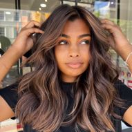 Comment faire une brune éclairée toute seule ? Conseils de teinture et comment teindre vos cheveux à la maison