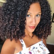 Curly hair on the shoulder: cutting tips for medium hair