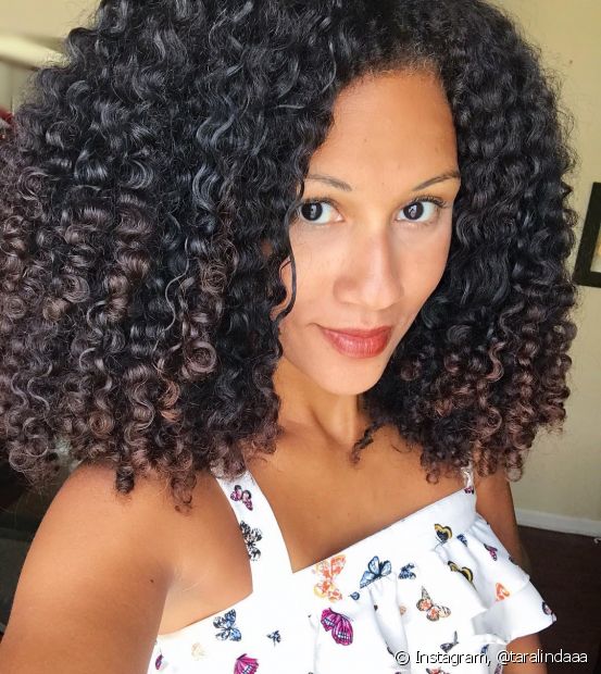 Curly hair on the shoulder: cutting tips for medium hair