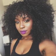 Curly hair on the shoulder: cutting tips for medium hair
