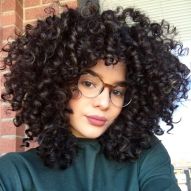 Curly hair on the shoulder: cutting tips for medium hair