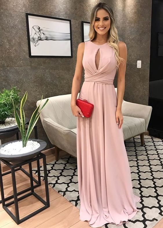 Inspírate con el hermoso vestido rosa de dama de honor