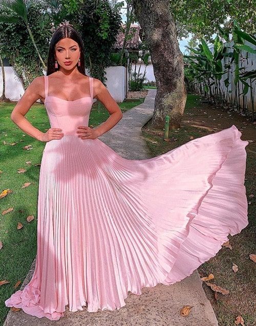 Inspírate con el hermoso vestido rosa de dama de honor