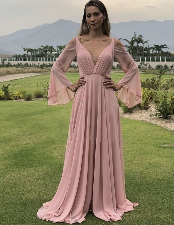 Inspírate con el hermoso vestido rosa de dama de honor