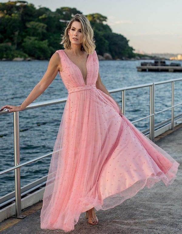 Inspírate con el hermoso vestido rosa de dama de honor