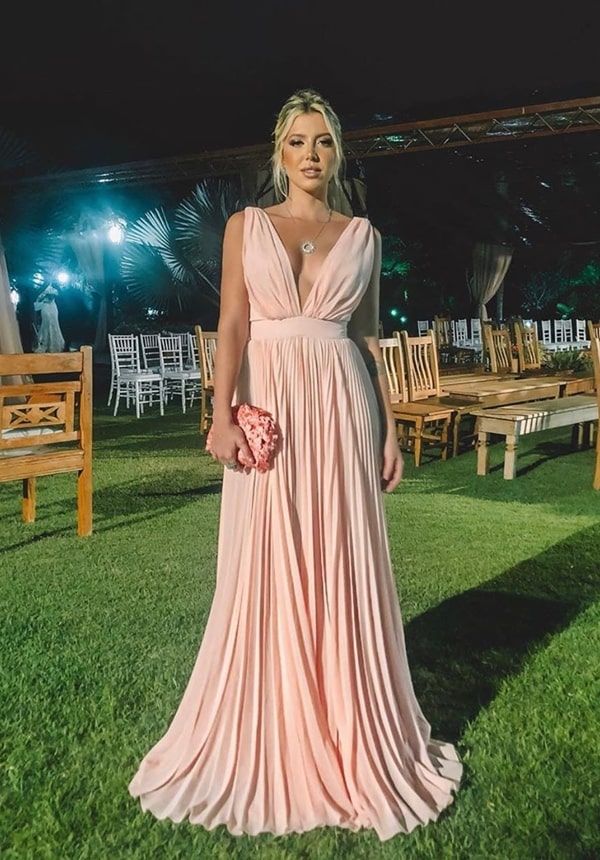 Inspírate con el hermoso vestido rosa de dama de honor