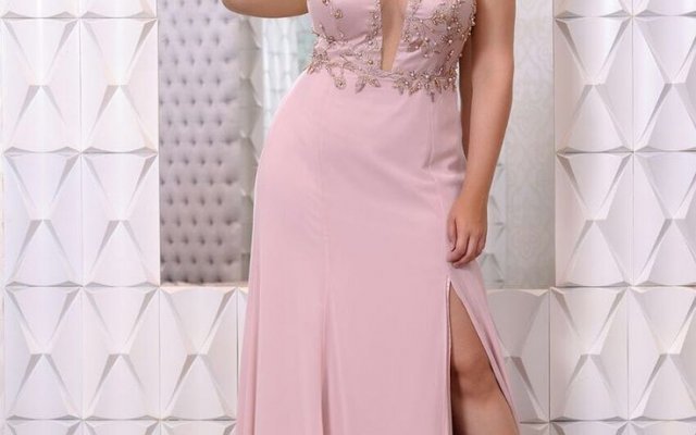 Inspírate con el hermoso vestido rosa de dama de honor