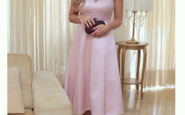 Inspírate con el hermoso vestido rosa de dama de honor