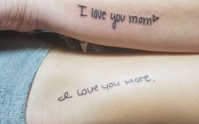 Tatuaggio madre-figlia: 30 ispirazioni per segnare questo amore sulla pelle