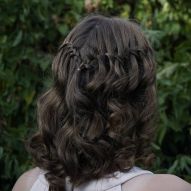 Tresse cascade dans les cheveux châtains : apprenez la coiffure étape par étape + 10 photos pour vous inspirer !