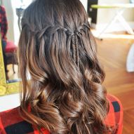Tresse cascade dans les cheveux châtains : apprenez la coiffure étape par étape + 10 photos pour vous inspirer !