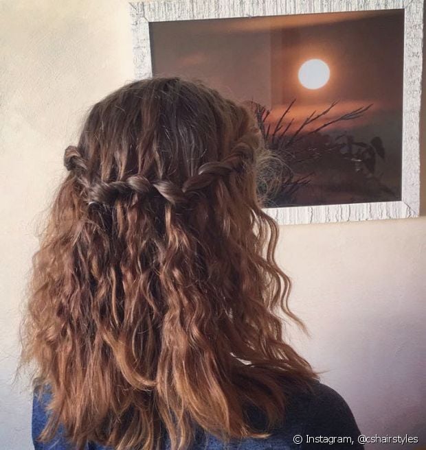 Tresse cascade dans les cheveux châtains : apprenez la coiffure étape par étape + 10 photos pour vous inspirer !