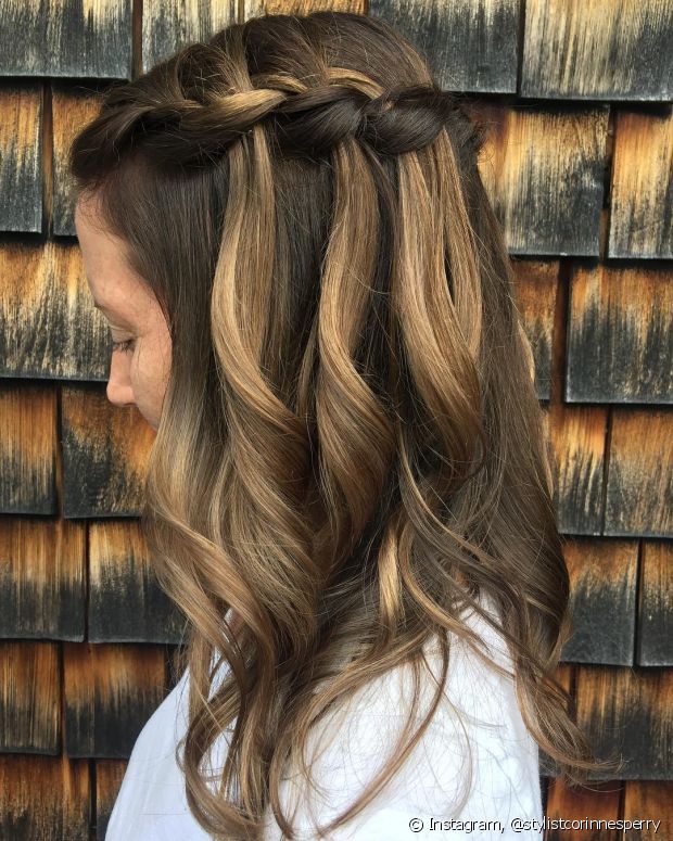 Waterfall braid in brown hair: learn the hairstyle step by step + 10 photos to inspire!