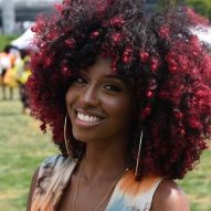 Color Marsala: 10 fotos del tono de cabello rojo en mechones rizados