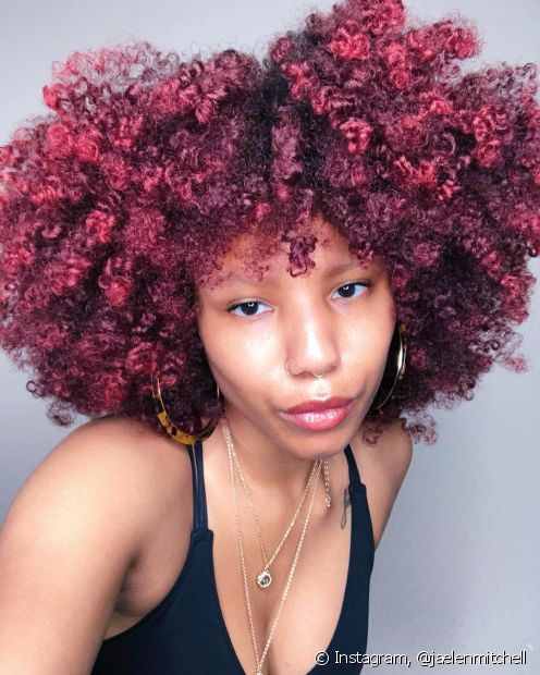 Couleur Marsala: 10 photos du ton des cheveux roux en mèches bouclées