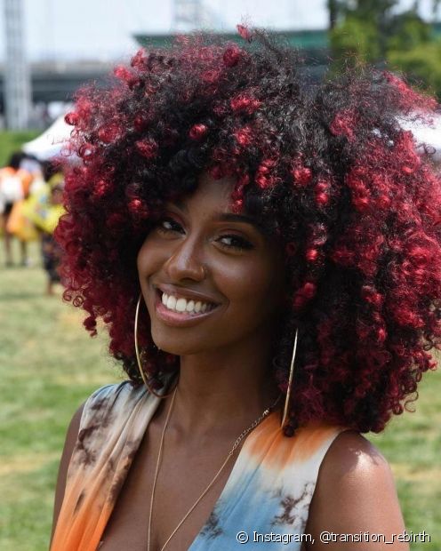 Color Marsala: 10 fotos del tono de cabello rojo en mechones rizados