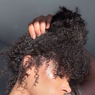 11 acconciature per capelli ricci: lasciati ispirare da look facili e veloci