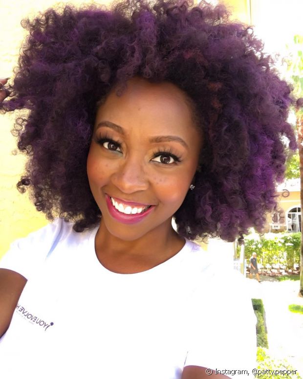 Cheveux violets : comment entretenir et maintenir la couleur des mèches colorées