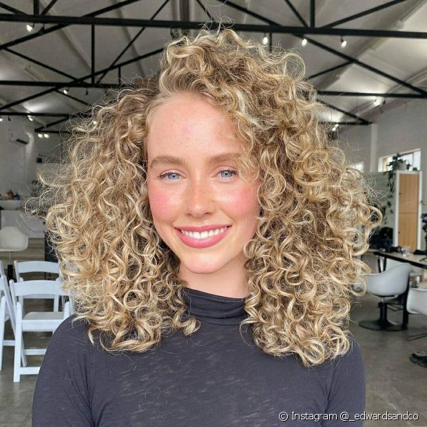 20 photos de cheveux blonds dorés pour vous inspirer et des conseils de teinture pour illuminer vos mèches
