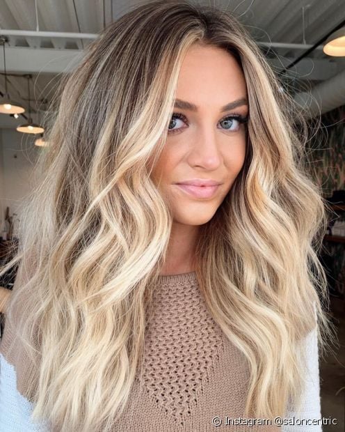 20 photos de cheveux blonds dorés pour vous inspirer et des conseils de teinture pour illuminer vos mèches