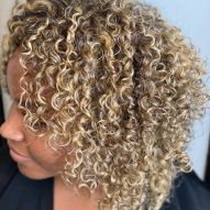20 foto di capelli biondo dorato per ispirarti e suggerimenti per colorare per illuminare le tue ciocche