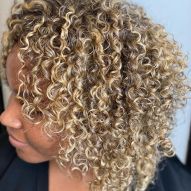 20 photos de cheveux blonds dorés pour vous inspirer et des conseils de teinture pour illuminer vos mèches