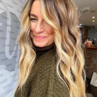 20 photos de cheveux blonds dorés pour vous inspirer et des conseils de teinture pour illuminer vos mèches