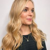 20 photos de cheveux blonds dorés pour vous inspirer et des conseils de teinture pour illuminer vos mèches